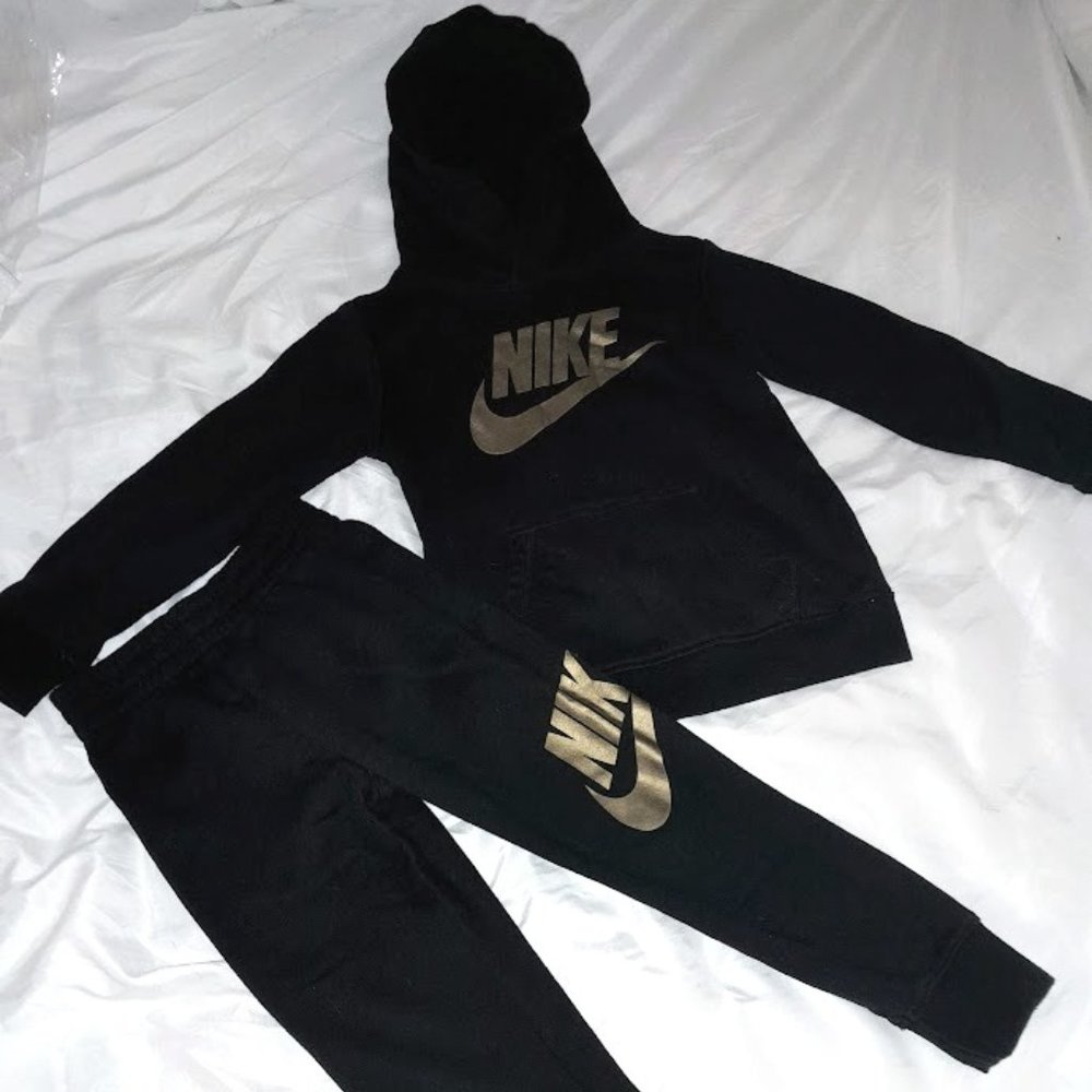 Gently Used Nike Boys Size 5 Sweatshirt & Sweatpants | Pristine Condition